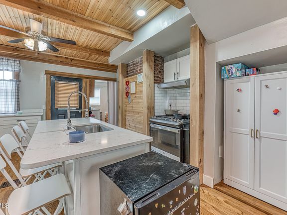 5th image of 440 Love St