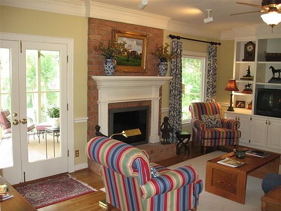 Den/Liv Rm leads to Screened Porch