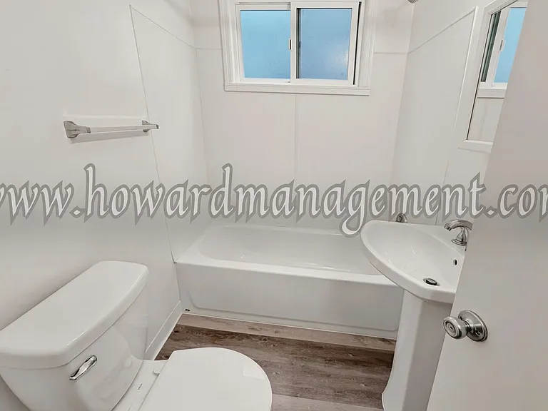 ** Move In Special** 4124 Grand View! Prime Location, All Vacancies Currently Offering 2 Week Fre... — Photo 10