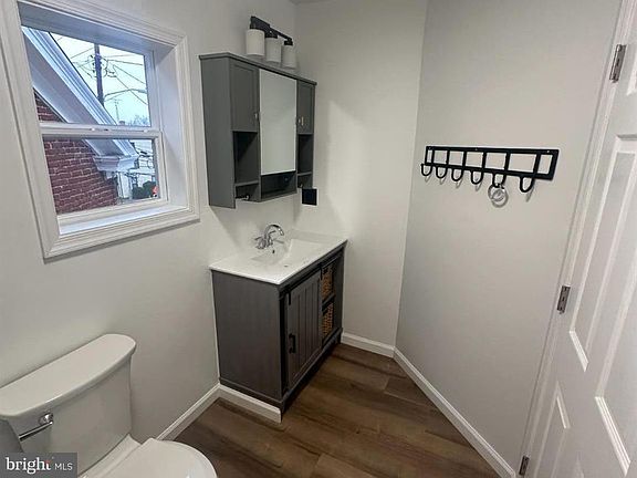 4th image of 633 N Queen St