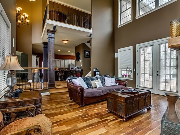 5th image of 555 Fawn Ln