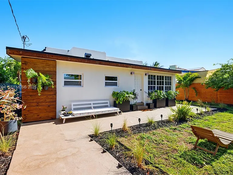 1363 Biarritz Dr — Photo 18