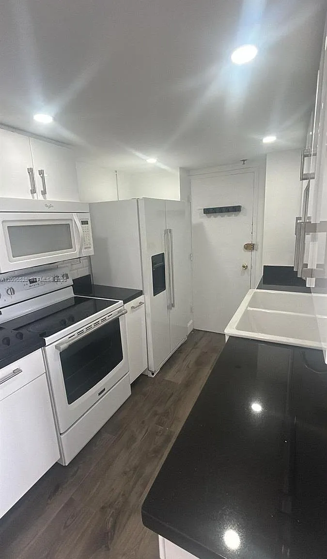Caribbean Towers Condo — Photo 3