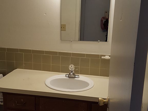 Fresno - bathroom