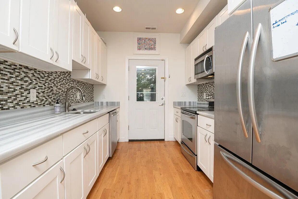 2 bed, 1.5 bath, 877 sqft, $2,500 — Photo 4