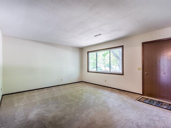 3rd image of 1900 Violet Cir