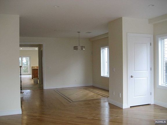 5th image of 2449 Rossett St #B