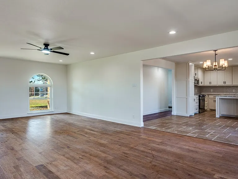 1024 W Apache Trl — Photo 16
