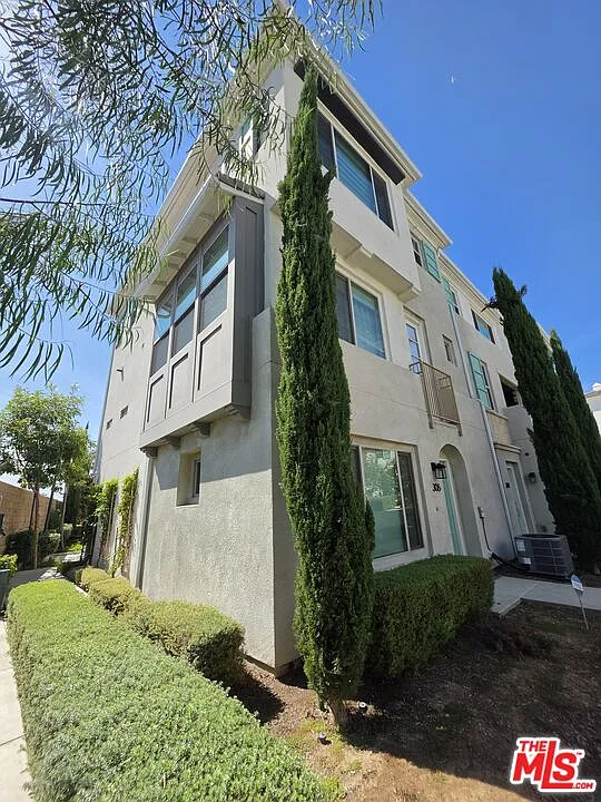 3 bed, 2.5 bath, 1502 sqft, $3,700 — Photo 2