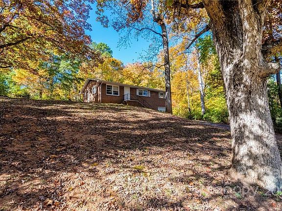 2nd image of 1591 Meadow Ln