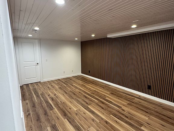 3rd image of 1022 Kinross St
