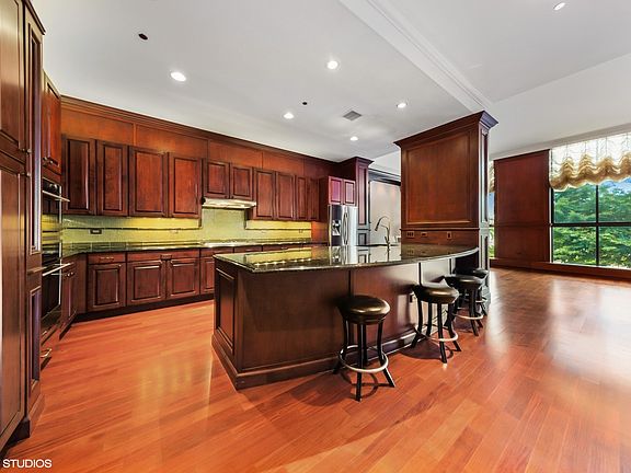 5th image of 310 S Michigan Ave Unit 202