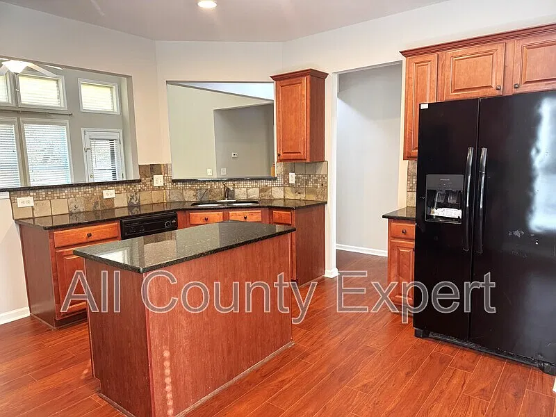 4 bed, 2.5 bath, 2960 sqft, $2,900 — Photo 2