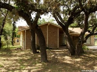 313 Mockingbird Ln, Devine, TX 78016