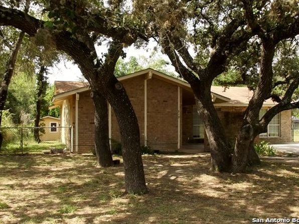 313 Mockingbird Ln, Devine, TX 78016
