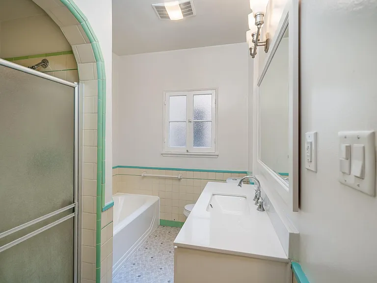 648 S Burnside Ave #650-1/2 — Photo 4