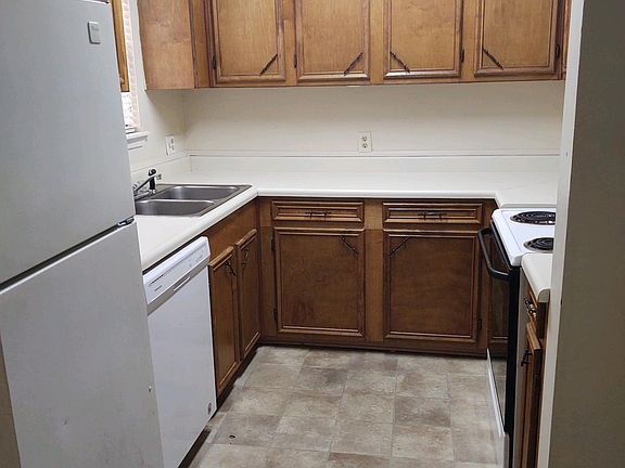 2nd image of 640 Napoleon St APT D