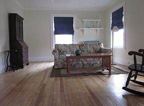 gracious sized livingrooom