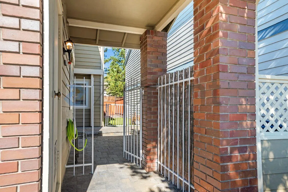 3 bed, 2.5 bath, 1651 sqft, $4,830 — Photo 3