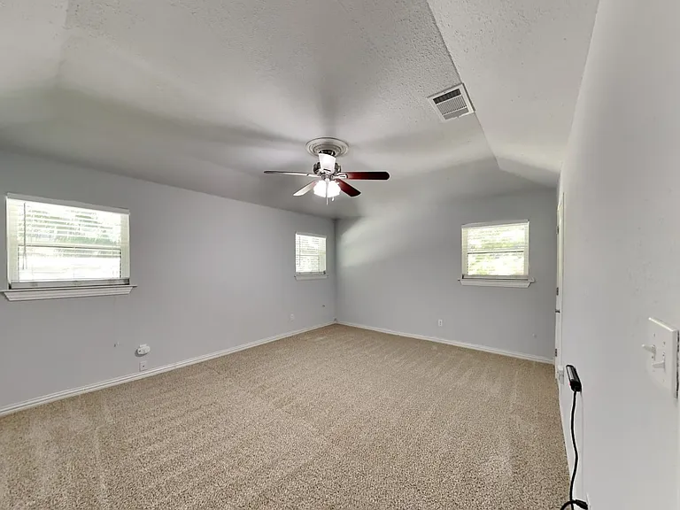 3704 Astoria Dr — Photo 10