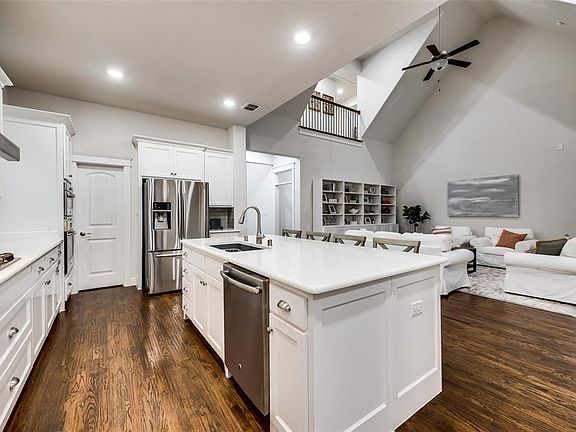 3rd image of 941 Mistletoe Dr