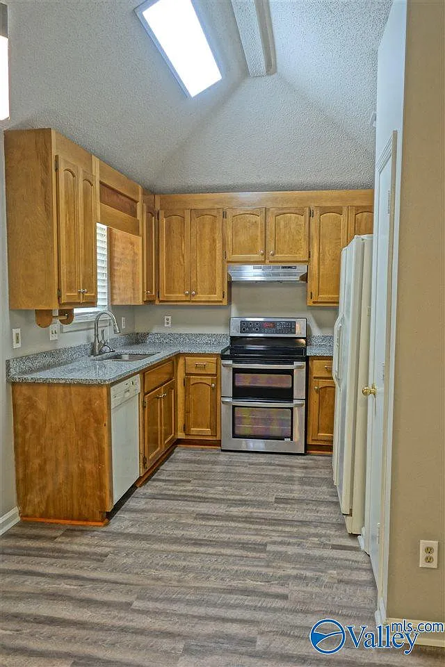 3 bed, 2.0 bath, 1276 sqft, $1,500 — Photo 2