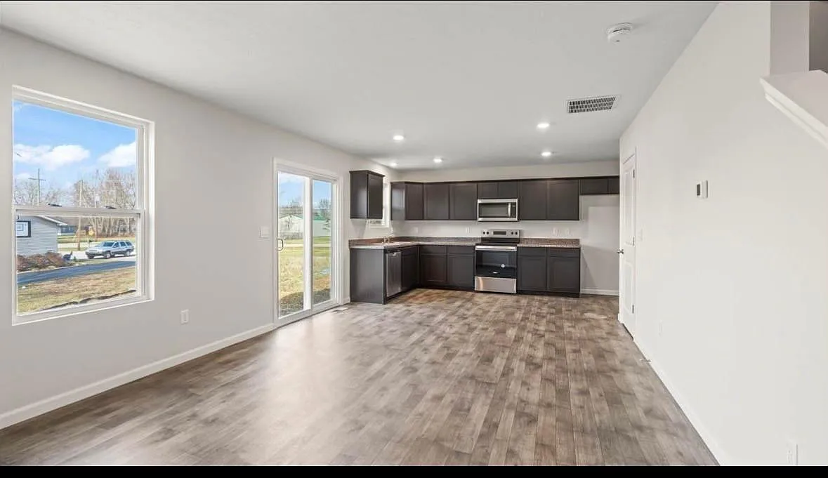 4 bed, 1732 sqft, $1,905 — Photo 3
