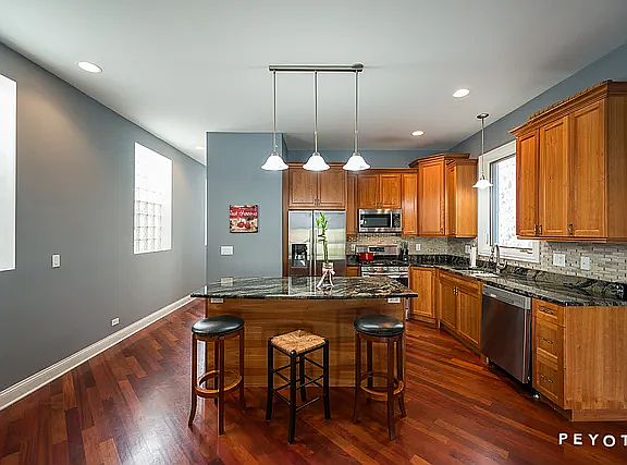 5th image of 2151 W Warren Blvd #1