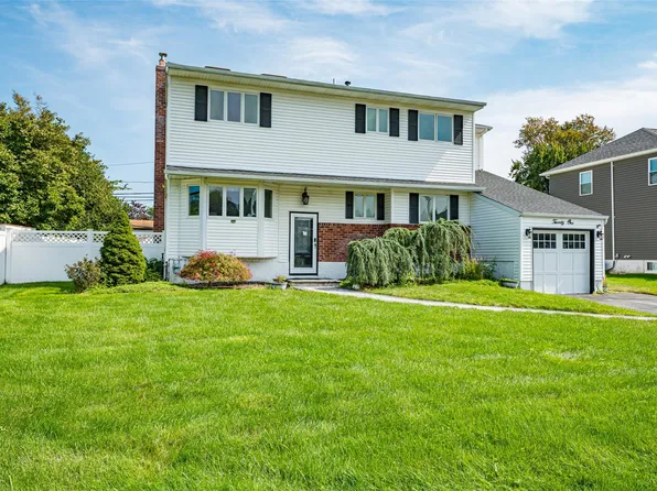 21 Clifford Boulevard, Hauppauge, NY 11788