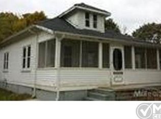 4025 Mapleleaf Rd, Waterford, MI 48328