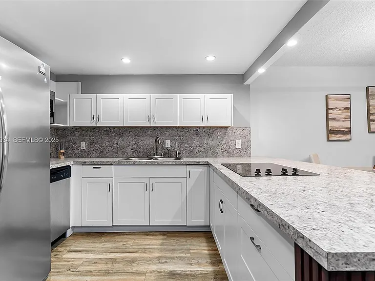 400 Leslie Dr #305 — Photo 2
