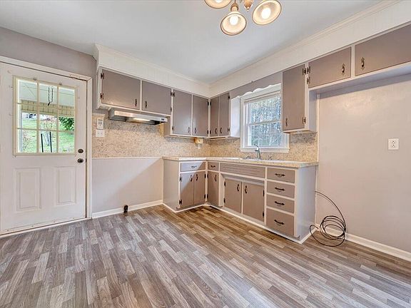4th image of 49 Little John Ct