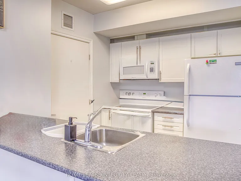 234 Rideau St #707 — Photo 9
