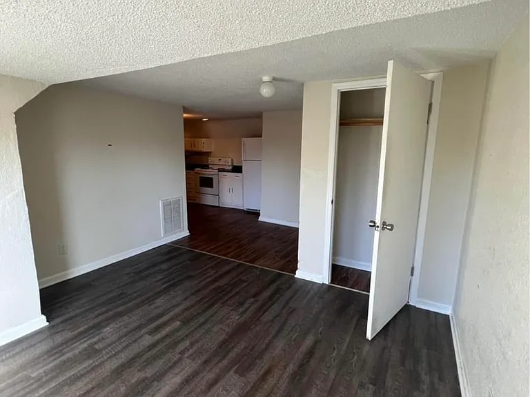 319 E Van Buren St #3N — Photo 3