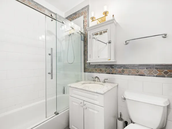 30-85 Vernon Boulevard image 7 of 9