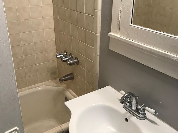 3rd image of 1836 E 1st St APT 7