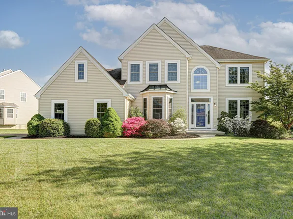 10 Allsmeer Dr, West Grove, PA 19390