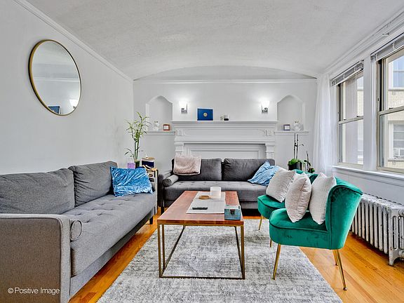 4th image of 5541 N Sawyer Ave #2C
