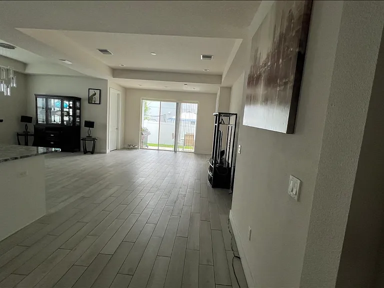 2065 Paragon Cir W — Photo 2