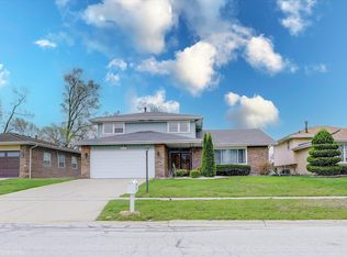 8025 Valley Dr, Palos Hills, IL 60465