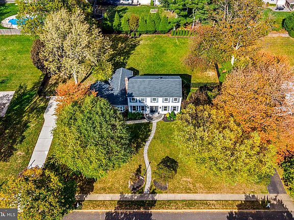 4th image of 904 Heritage Rd