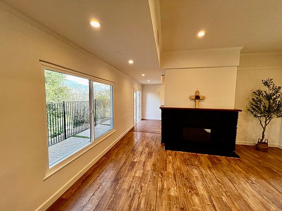 5th image of 10040 Wentworth St
