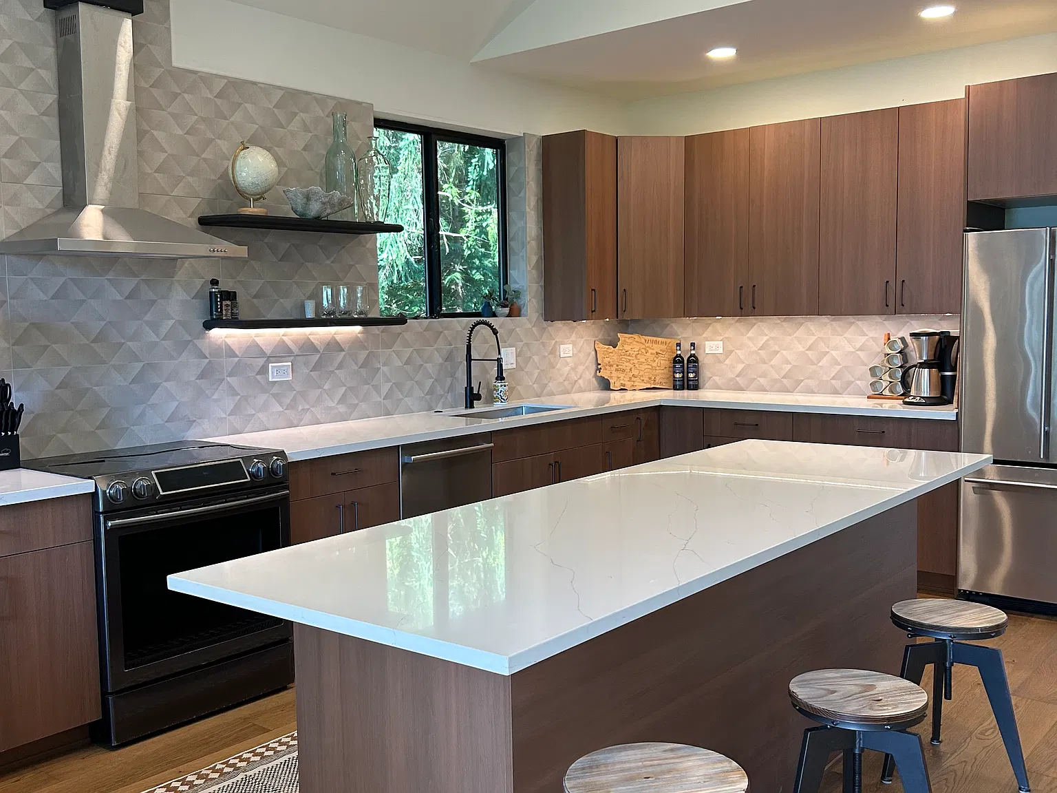 3 bed, 2400 sqft, $4,000 — Photo 3