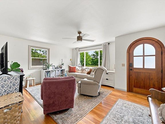 5th image of 1015 E Warren St