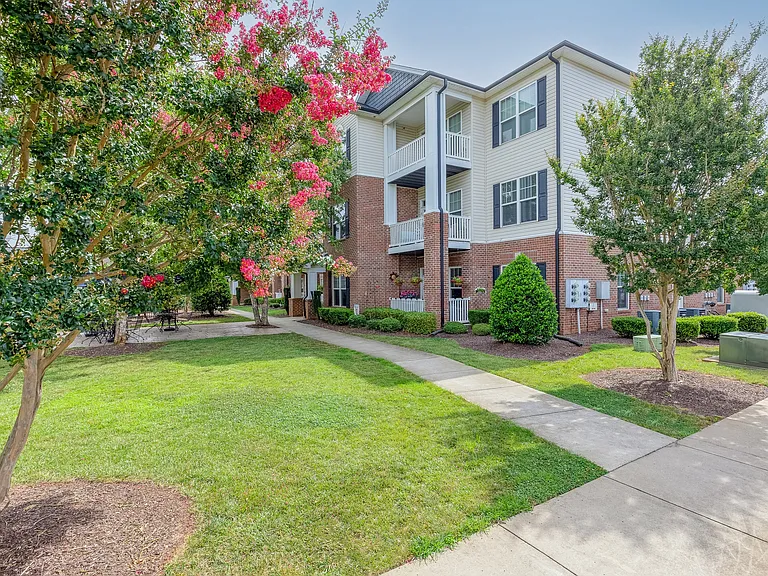 Afton Ridge Apartments — Photo 39