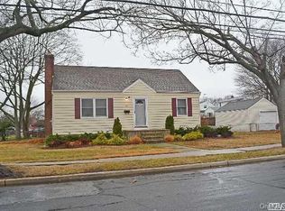 55 Vandewater St, Farmingdale, NY 11735