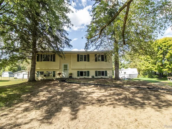 10340 Farrand Rd, Montrose, MI 48457