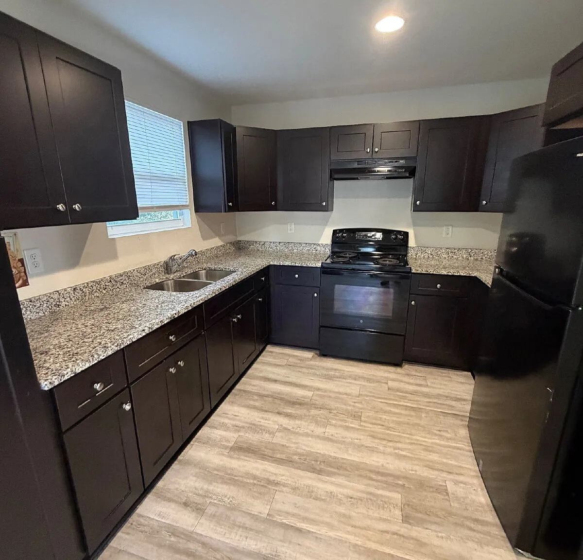 3 bed, 2.5 bath, 1193 sqft, $1,570 — Photo 3