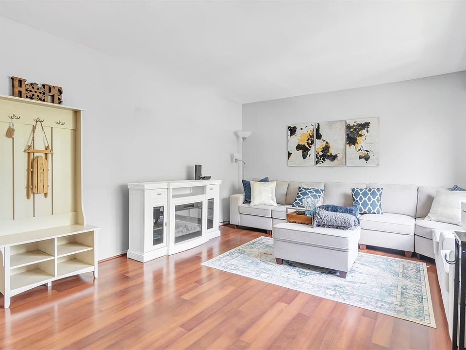 1st image of 224 Pointe Cir N Unit 224