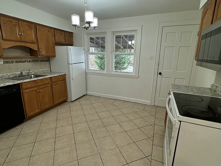 8 Plymouth St — Photo 11